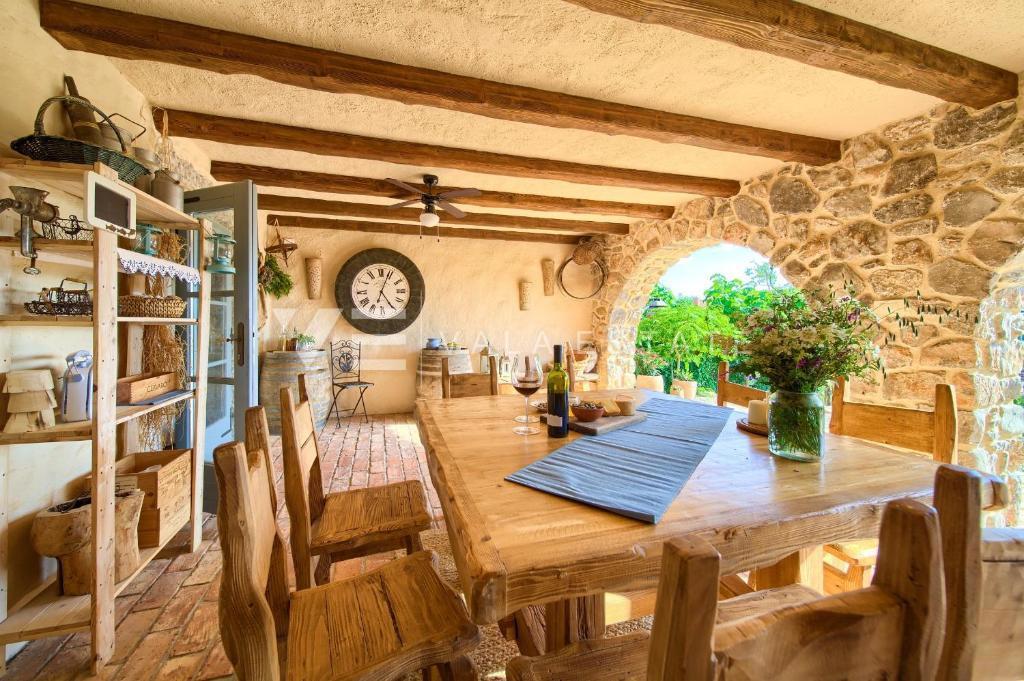 VILLA RUSTICA IN PIETRA CON PISCINA E AMPIO GIARDINO