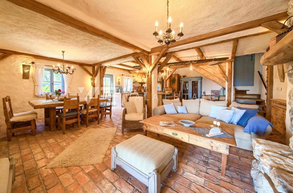 VILLA RUSTICA IN PIETRA CON PISCINA E AMPIO GIARDINO