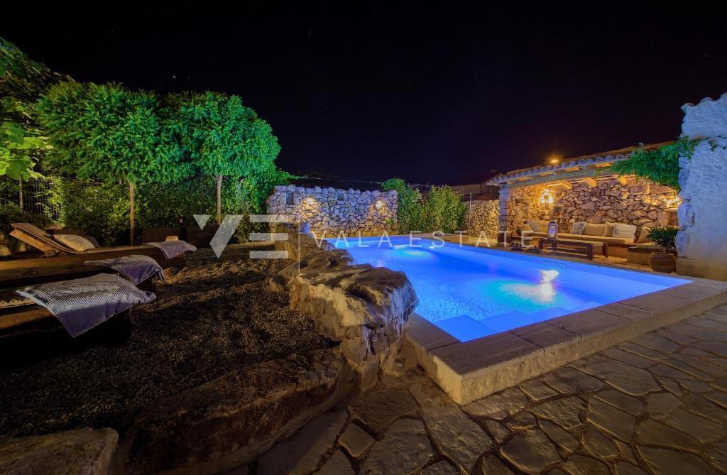 VILLA RUSTICA IN PIETRA CON PISCINA E AMPIO GIARDINO