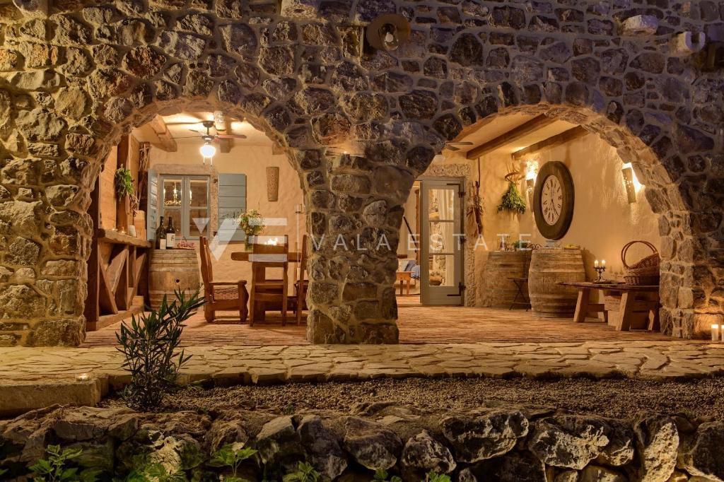 VILLA RUSTICA IN PIETRA CON PISCINA E AMPIO GIARDINO
