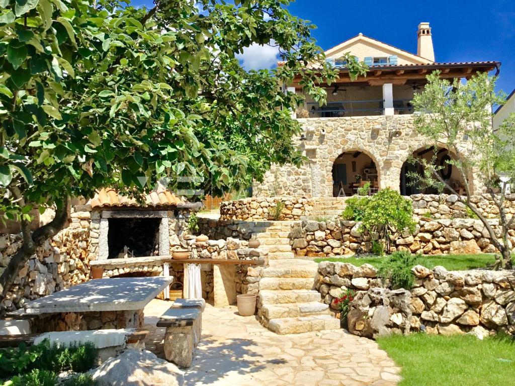 VILLA RUSTICA IN PIETRA CON PISCINA E AMPIO GIARDINO