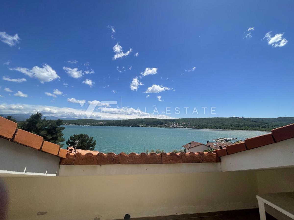 APPARTAMENTO SU DUE PIANI CON VISTA MARE A SOLI 60 METRI DALLA SPIAGGIA