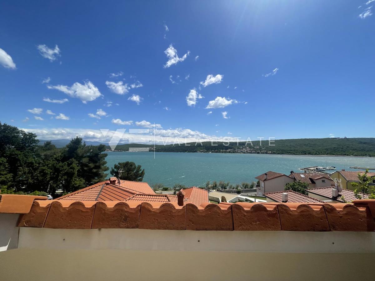 APPARTAMENTO SU DUE PIANI CON VISTA MARE A SOLI 60 METRI DALLA SPIAGGIA
