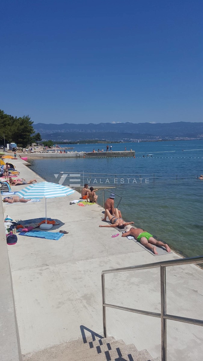 APPARTAMENTO SU DUE PIANI CON VISTA MARE A SOLI 60 METRI DALLA SPIAGGIA