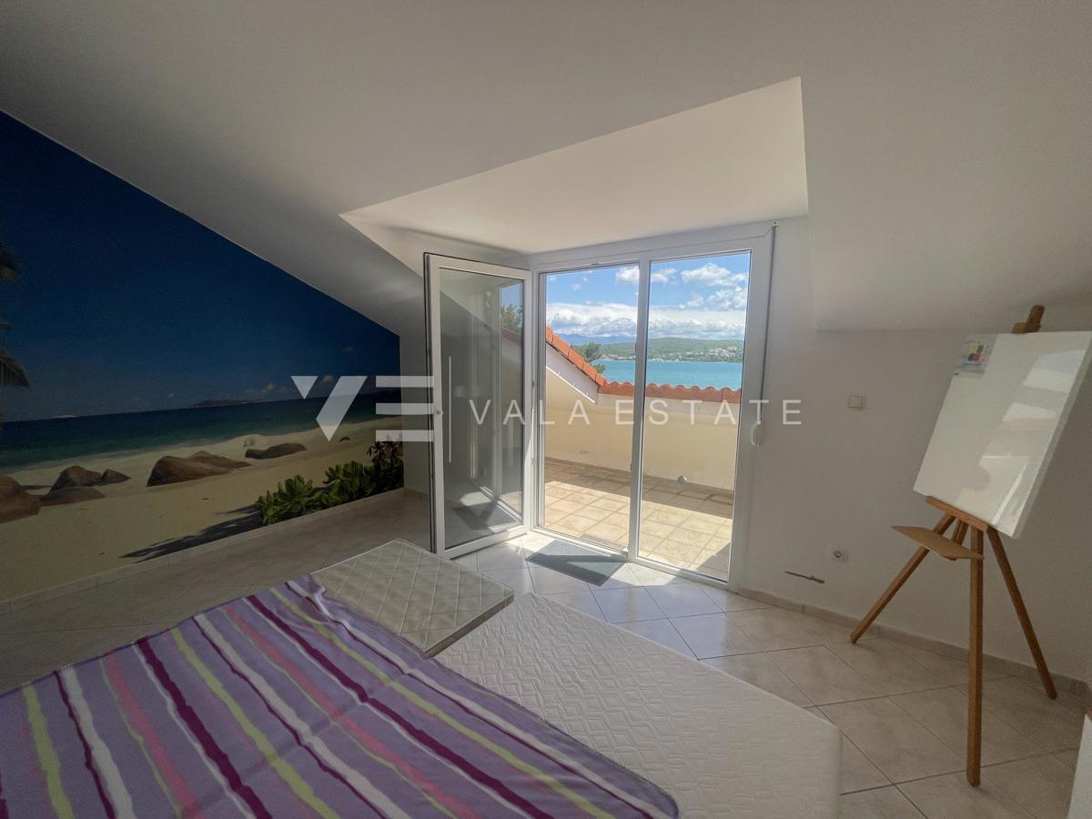 APPARTAMENTO SU DUE PIANI CON VISTA MARE A SOLI 60 METRI DALLA SPIAGGIA