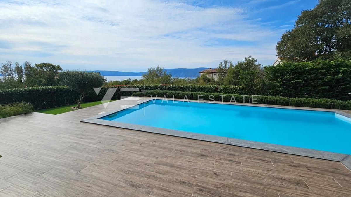 VILLA DI LUSSO CON PISCINA E VISTA MARE