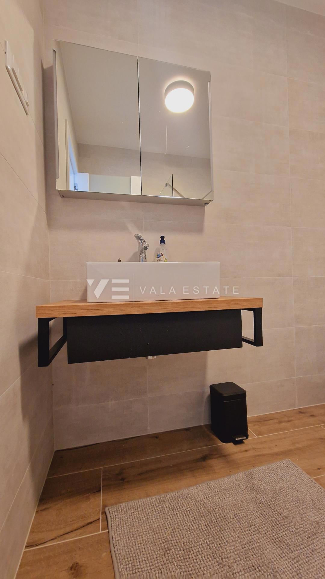 MODERNO APPARTAMENTO SU DUE PIANI CON PISCINA