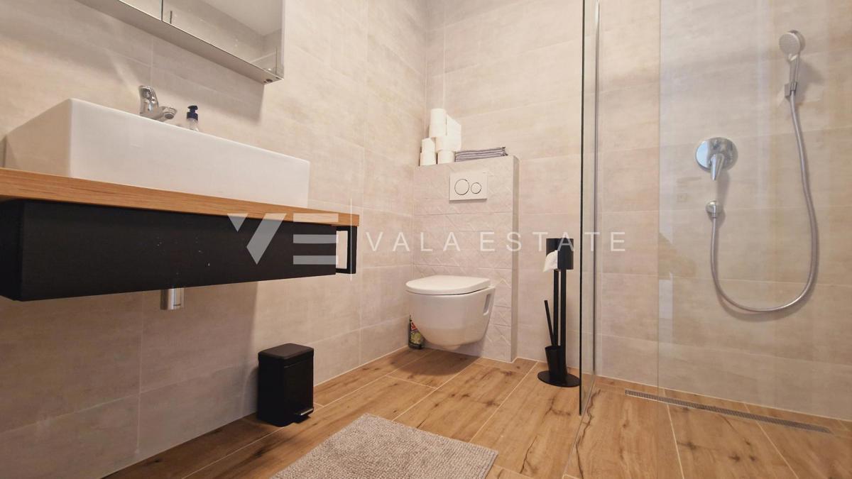 MODERNO APPARTAMENTO SU DUE PIANI CON PISCINA