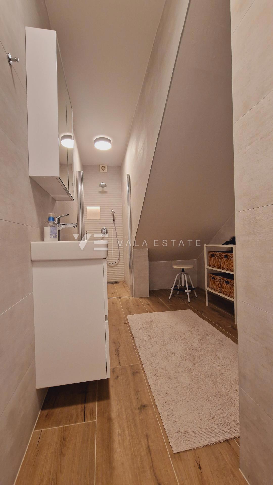 MODERNO APPARTAMENTO SU DUE PIANI CON PISCINA