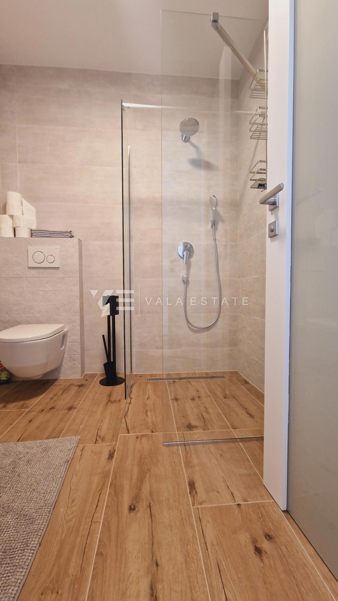 MODERNO APPARTAMENTO SU DUE PIANI CON PISCINA