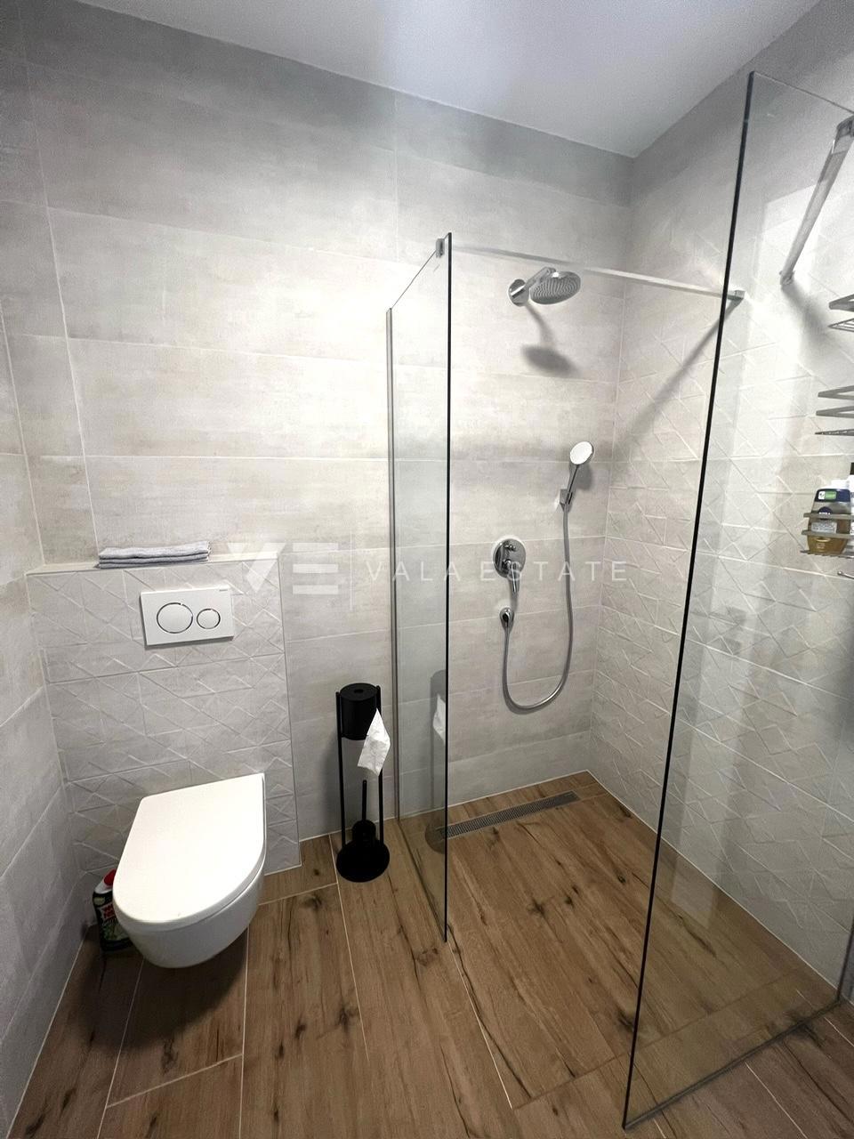 MODERNO APPARTAMENTO SU DUE PIANI CON PISCINA
