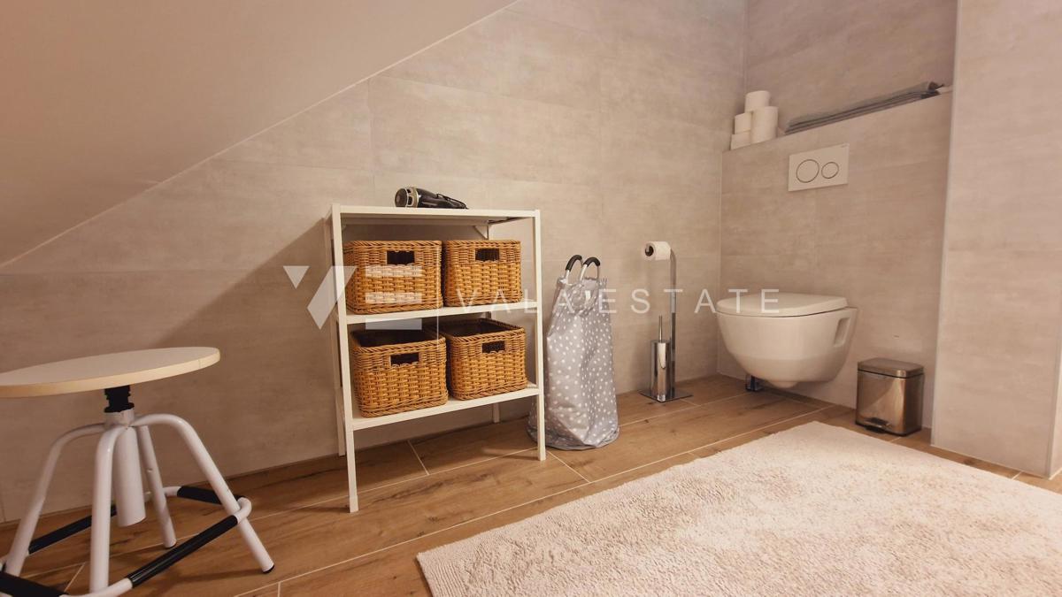 MODERNO APPARTAMENTO SU DUE PIANI CON PISCINA