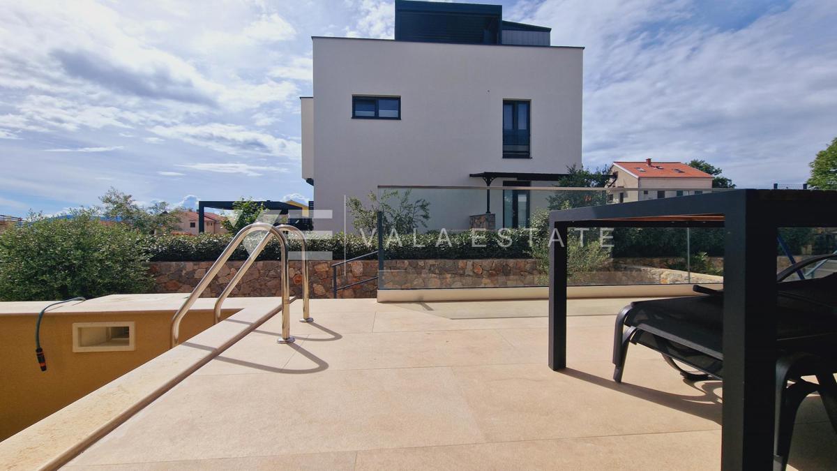 MODERNO APPARTAMENTO SU DUE PIANI CON PISCINA