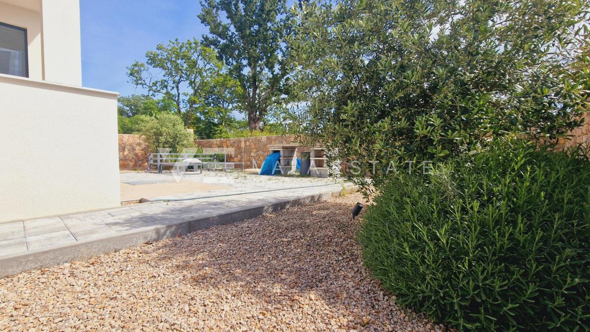 MODERNO APPARTAMENTO SU DUE PIANI CON PISCINA