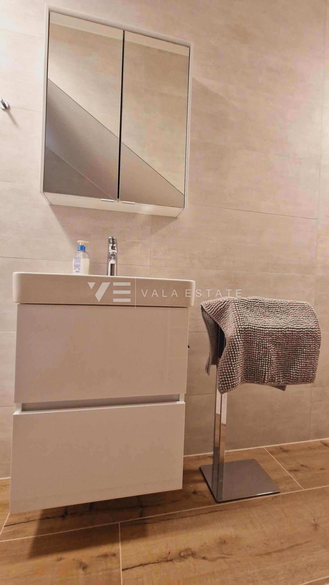 MODERNO APPARTAMENTO SU DUE PIANI CON PISCINA