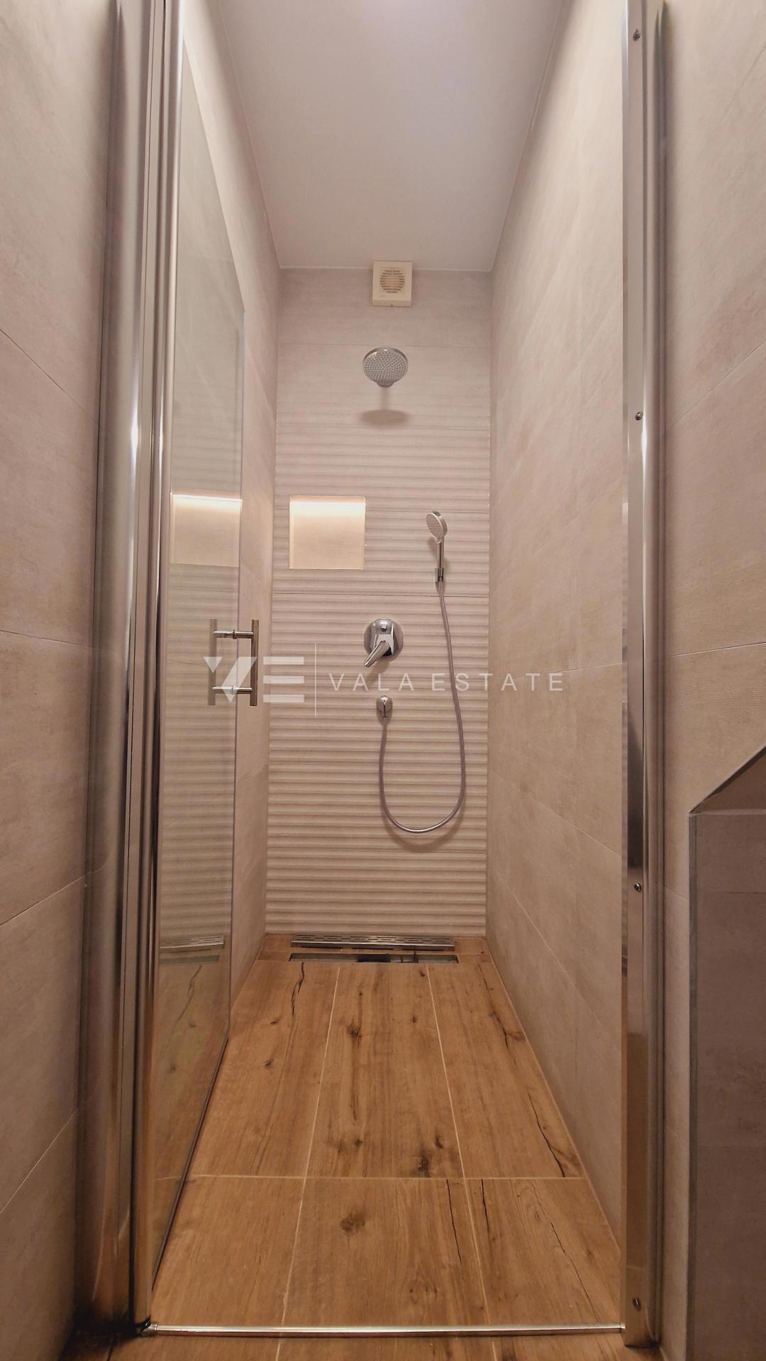 MODERNO APPARTAMENTO SU DUE PIANI CON PISCINA
