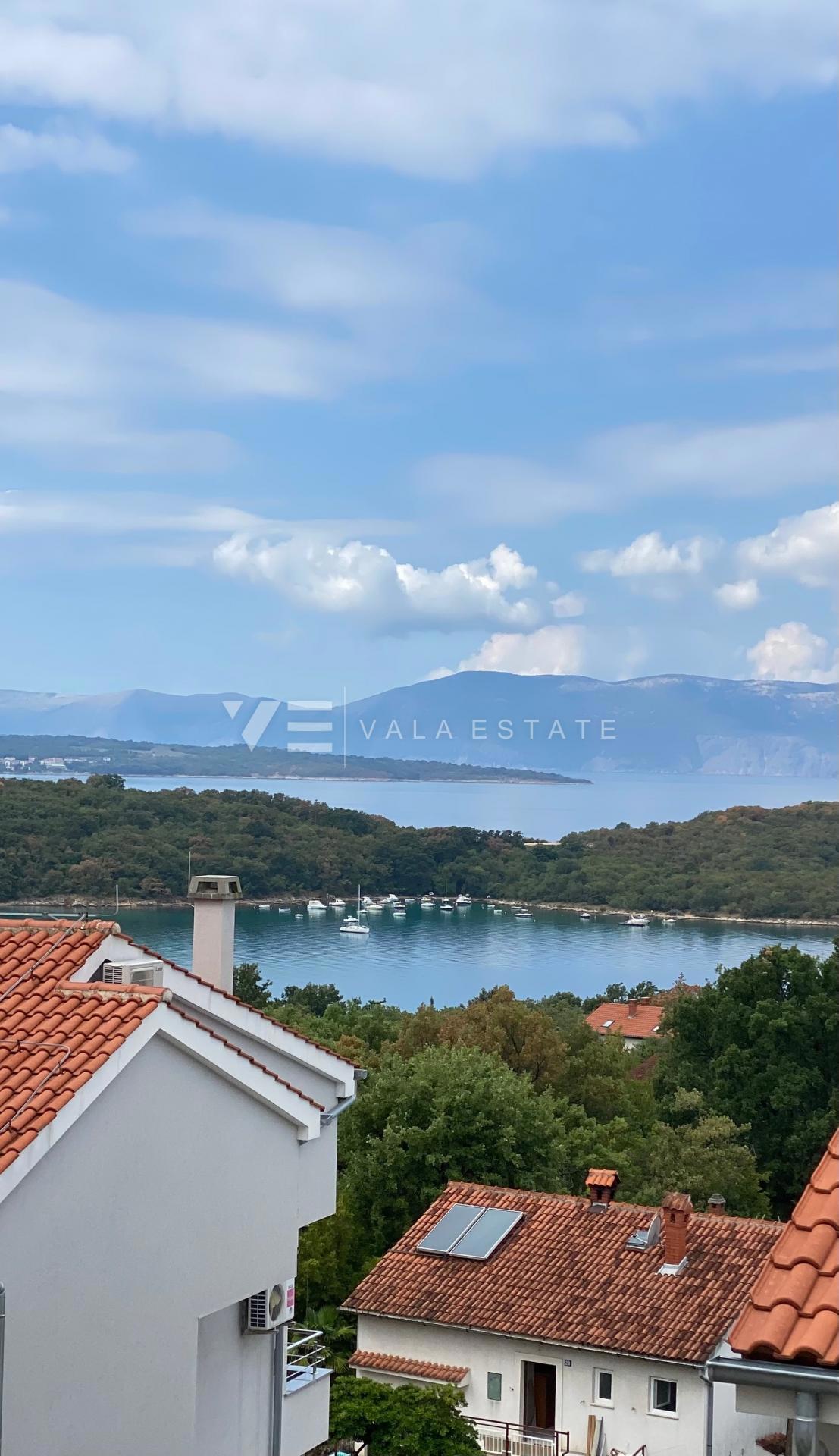 MODERNO APPARTAMENTO SU DUE PIANI CON PISCINA E VISTA MARE