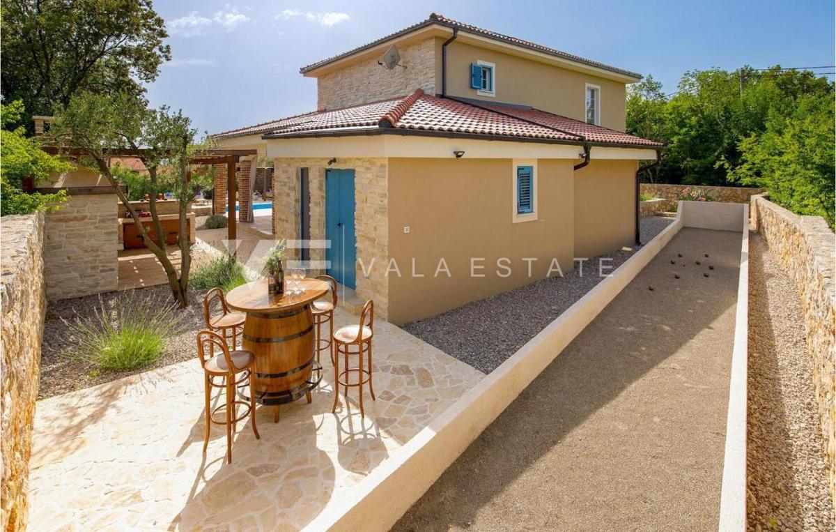 NUOVA VILLA MEDITERRANEA CON PISCINA IN POSIZIONE TRANQUILLA