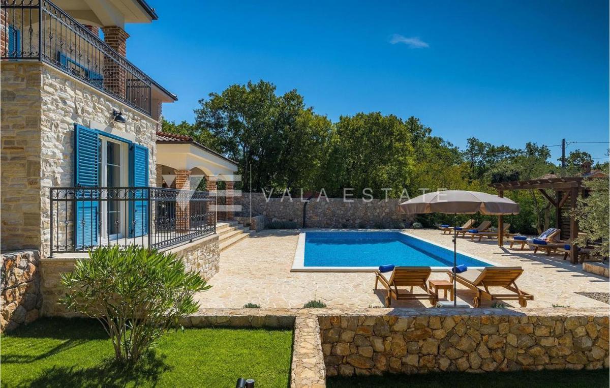 NUOVA VILLA MEDITERRANEA CON PISCINA IN POSIZIONE TRANQUILLA