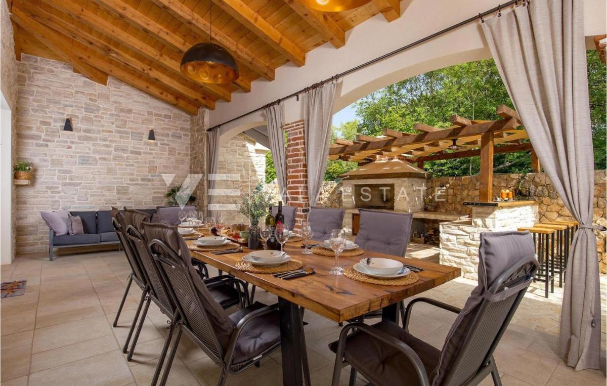 NUOVA VILLA MEDITERRANEA CON PISCINA IN POSIZIONE TRANQUILLA