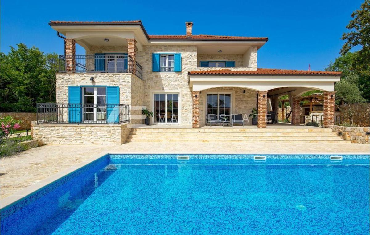 NUOVA VILLA MEDITERRANEA CON PISCINA IN POSIZIONE TRANQUILLA