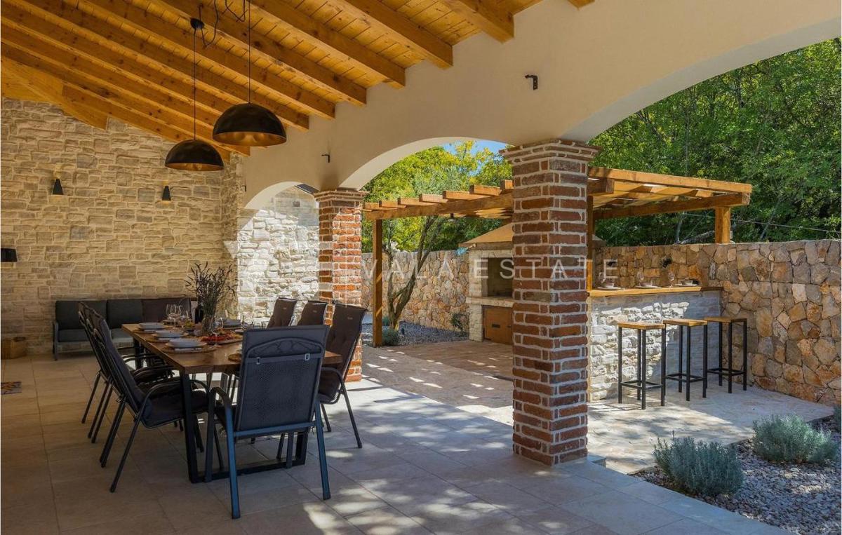 NUOVA VILLA MEDITERRANEA CON PISCINA IN POSIZIONE TRANQUILLA