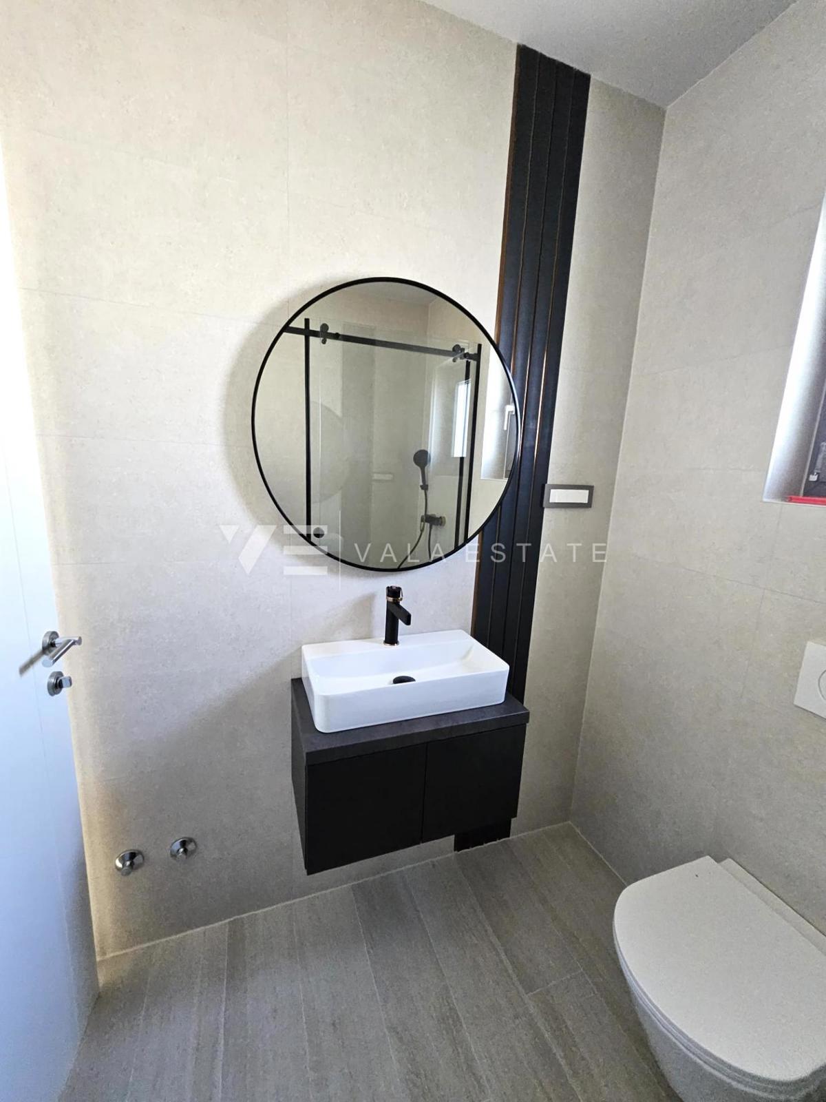 VILLA MODERNA CON PISCINA IN POSIZIONE TRANQUILLA