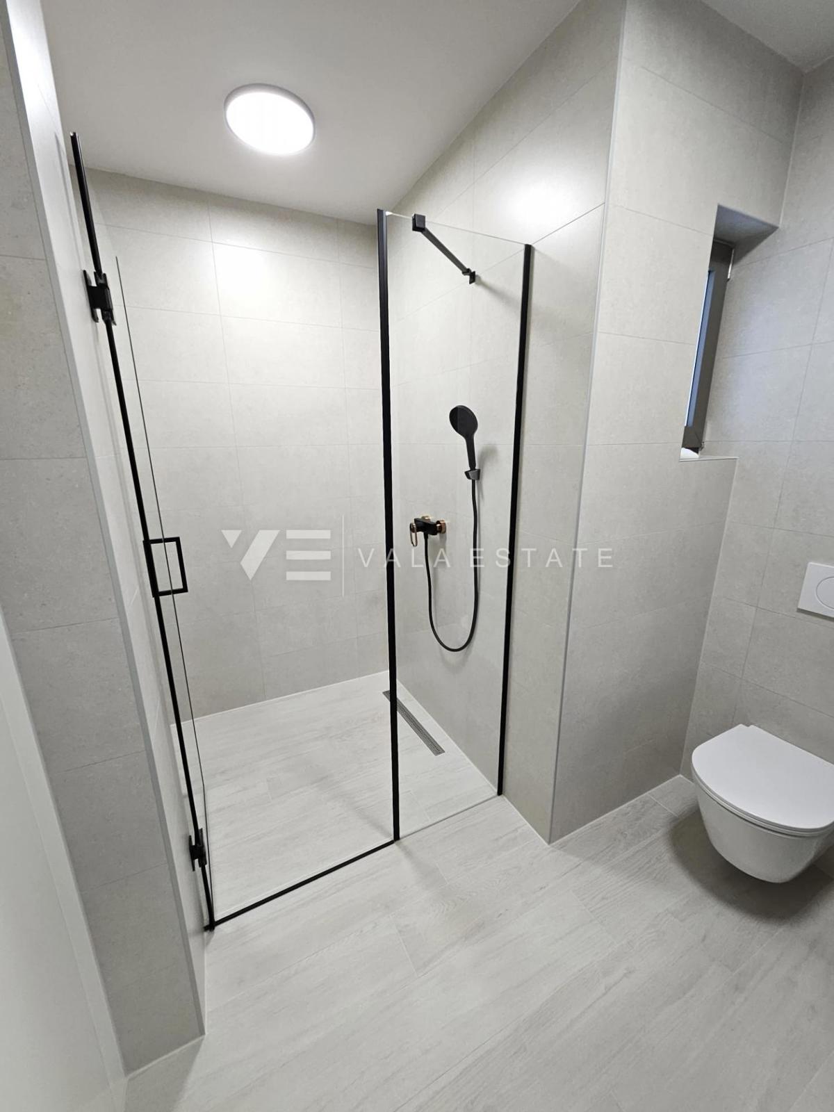 VILLA MODERNA CON PISCINA IN POSIZIONE TRANQUILLA