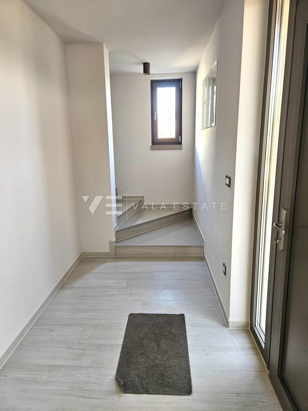 VILLA MODERNA CON PISCINA IN POSIZIONE TRANQUILLA