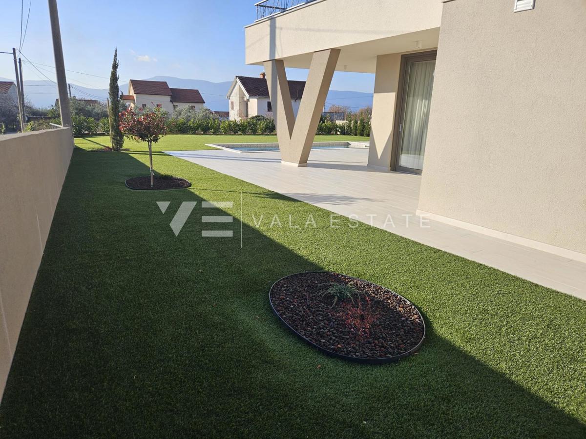 VILLA MODERNA CON PISCINA IN POSIZIONE TRANQUILLA