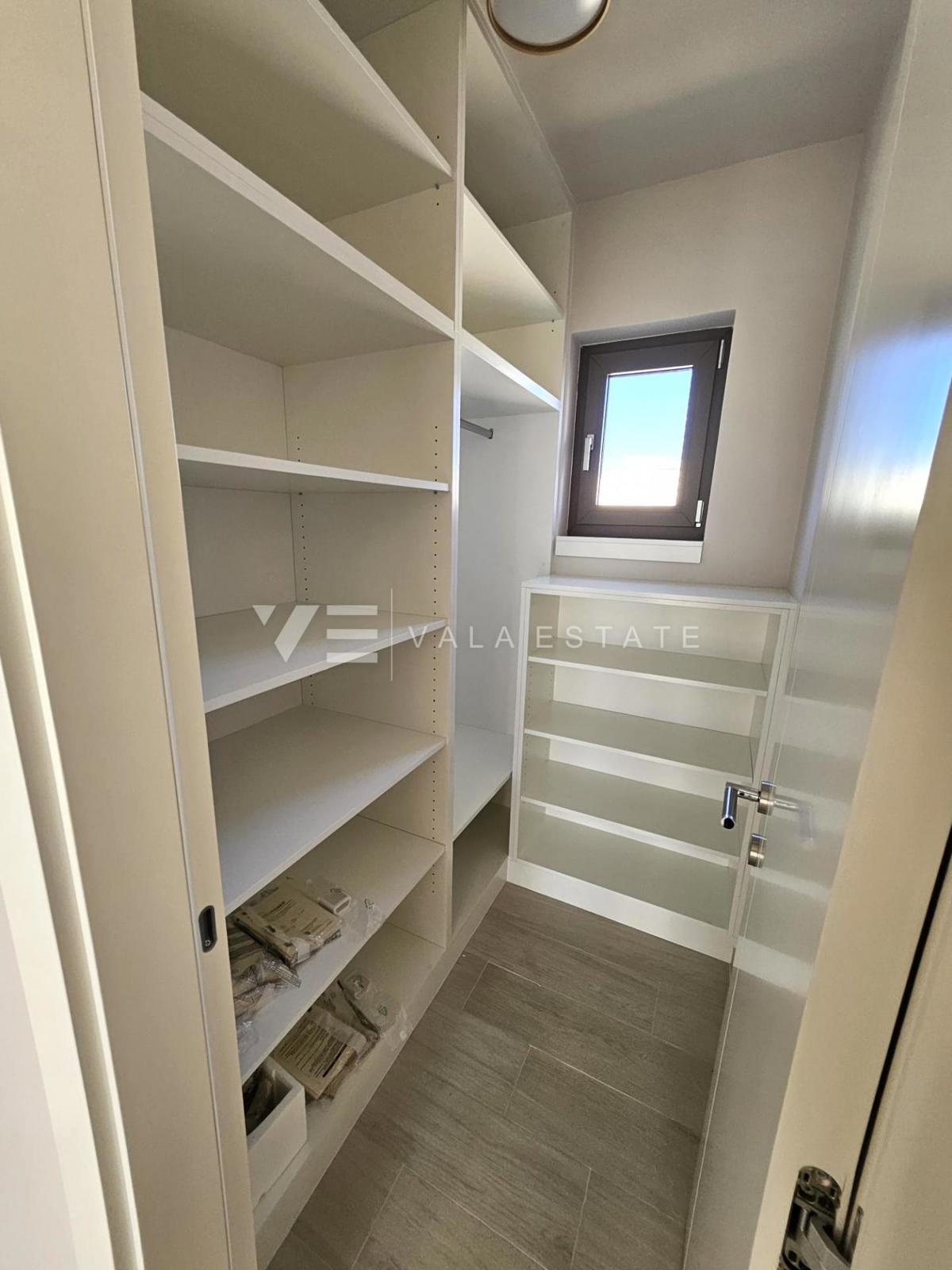 VILLA MODERNA CON PISCINA IN POSIZIONE TRANQUILLA