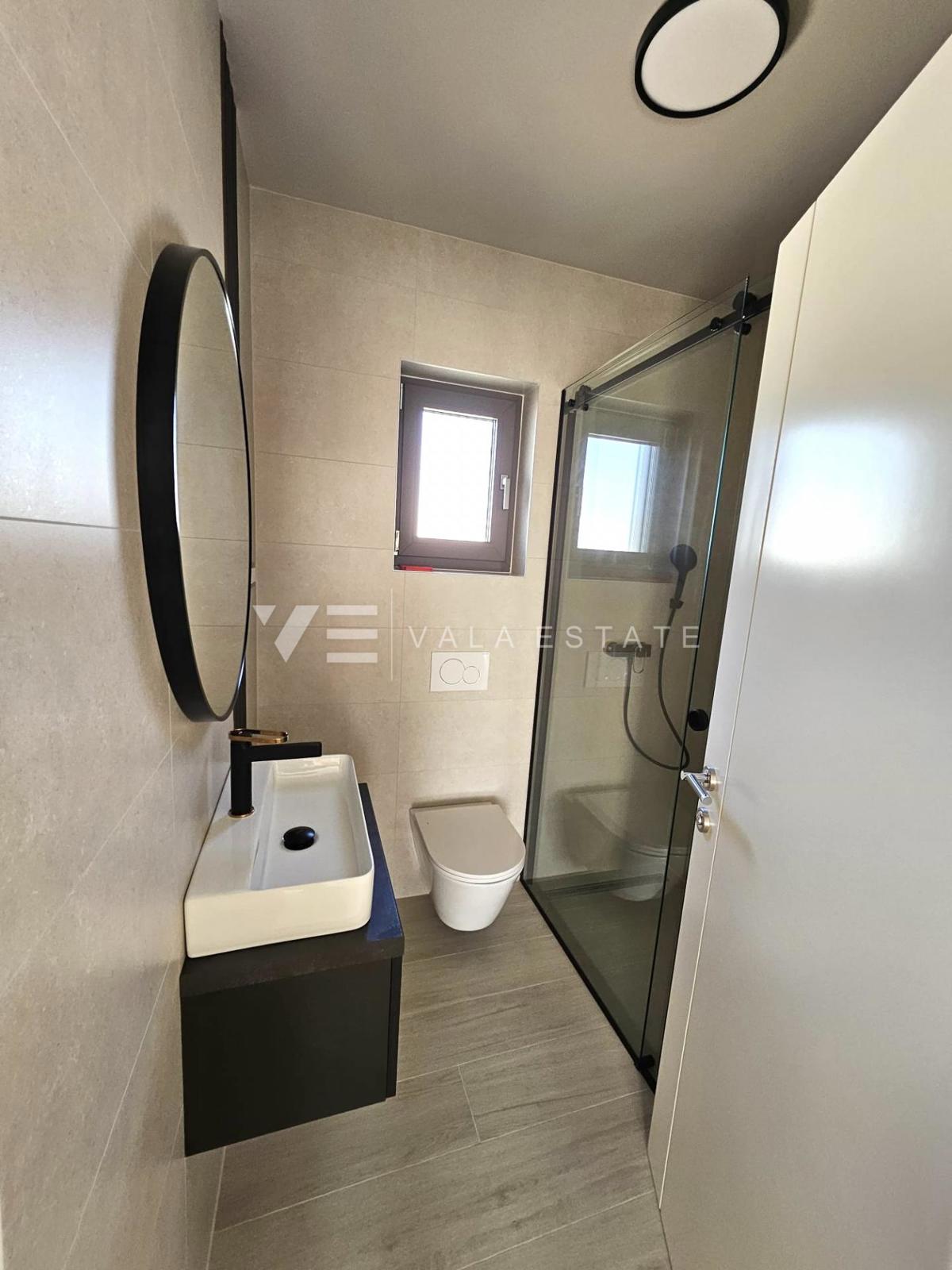 VILLA MODERNA CON PISCINA IN POSIZIONE TRANQUILLA