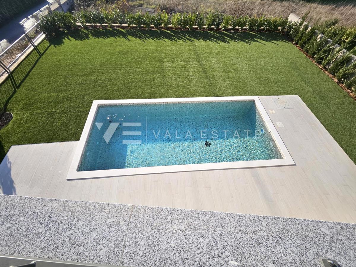 VILLA MODERNA CON PISCINA IN POSIZIONE TRANQUILLA