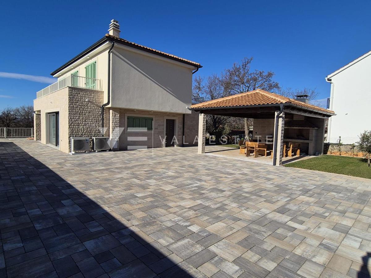NUOVA CASA INDIPENDENTE CON PISCINA IN POSIZIONE TRANQUILLA