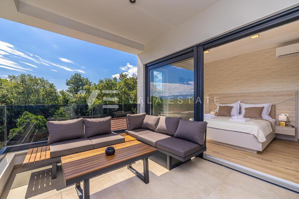 MODERNA CASA SEMINDIPENDENTE CON PISCINA