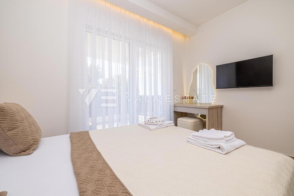 MODERNA CASA SEMINDIPENDENTE CON PISCINA