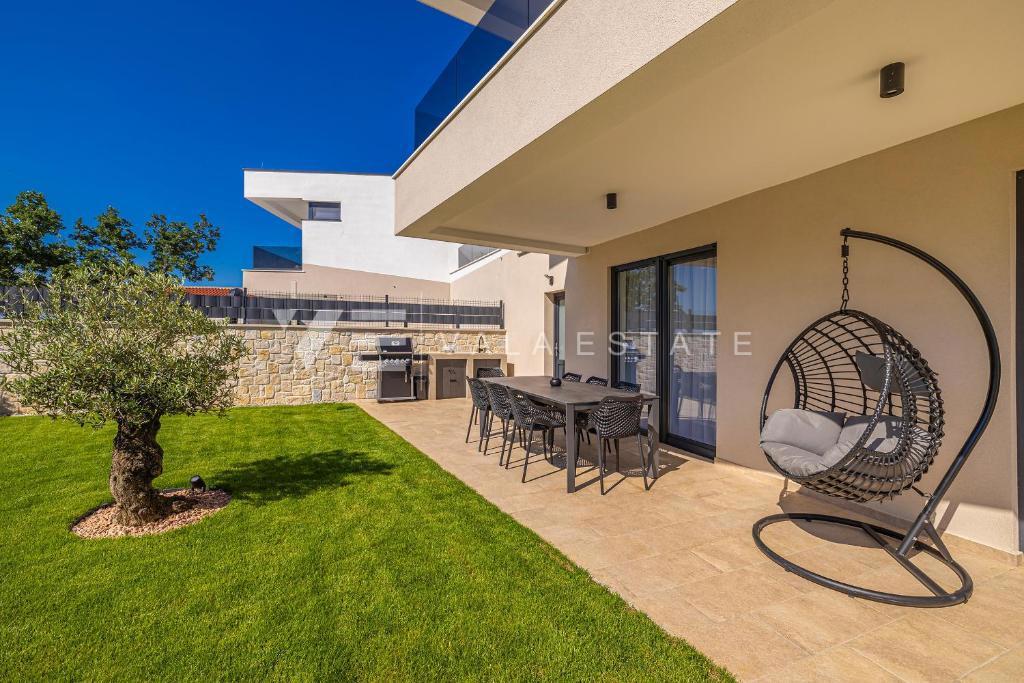 MODERNA CASA SEMINDIPENDENTE CON PISCINA