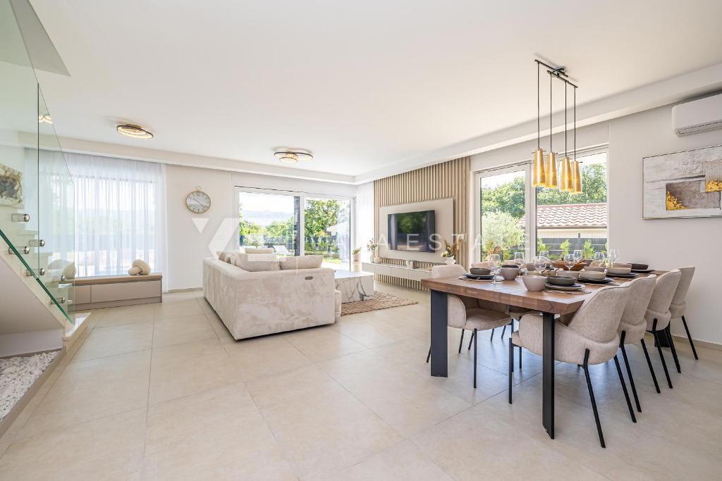 MODERNA CASA SEMINDIPENDENTE CON PISCINA