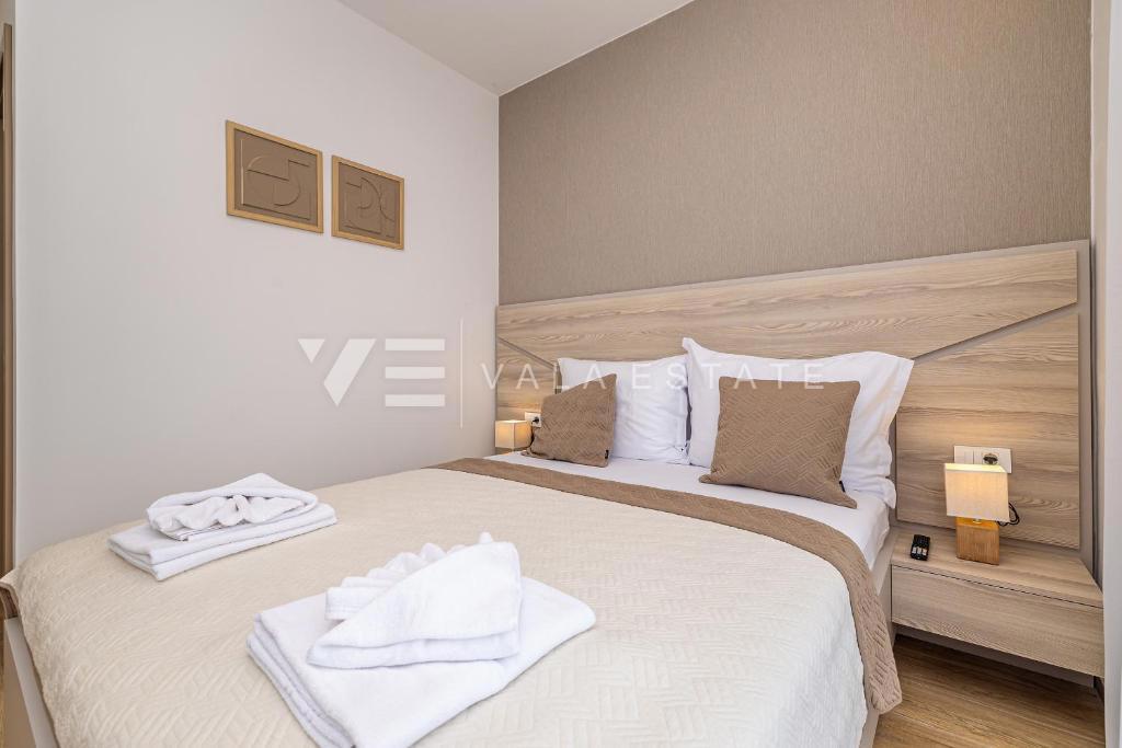 MODERNA CASA SEMINDIPENDENTE CON PISCINA