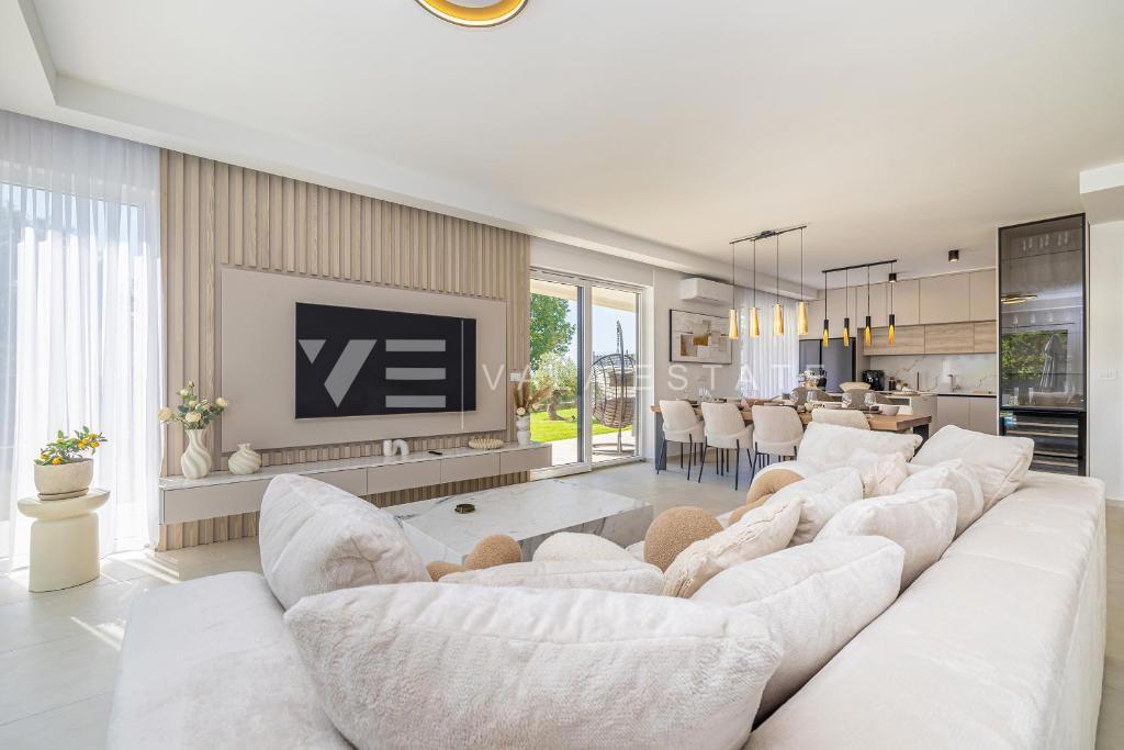 MODERNA CASA SEMINDIPENDENTE CON PISCINA