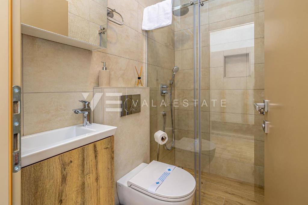 MODERNA CASA SEMINDIPENDENTE CON PISCINA