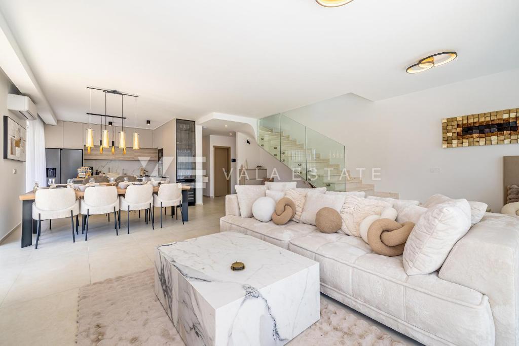 MODERNA CASA SEMINDIPENDENTE CON PISCINA