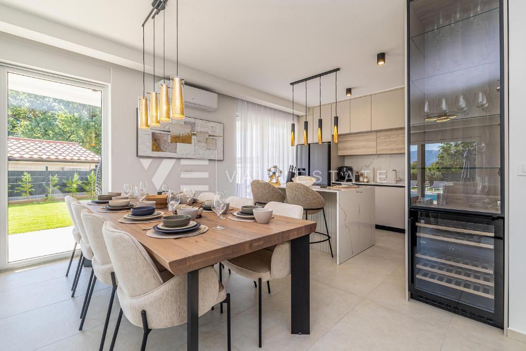 MODERNA CASA SEMINDIPENDENTE CON PISCINA