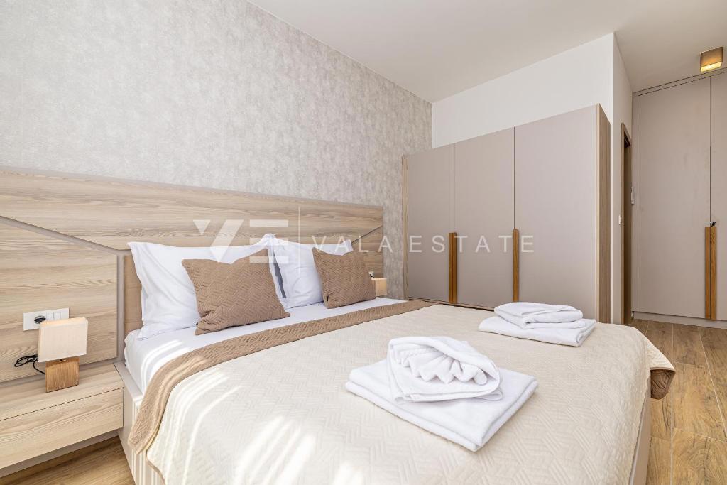 MODERNA CASA SEMINDIPENDENTE CON PISCINA