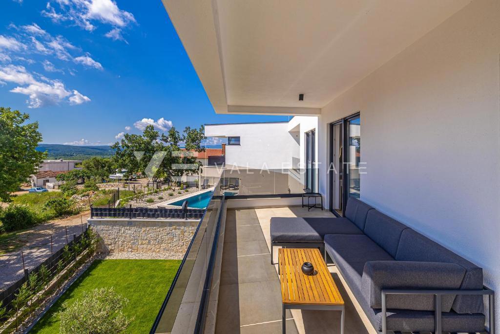 MODERNA CASA SEMINDIPENDENTE CON PISCINA