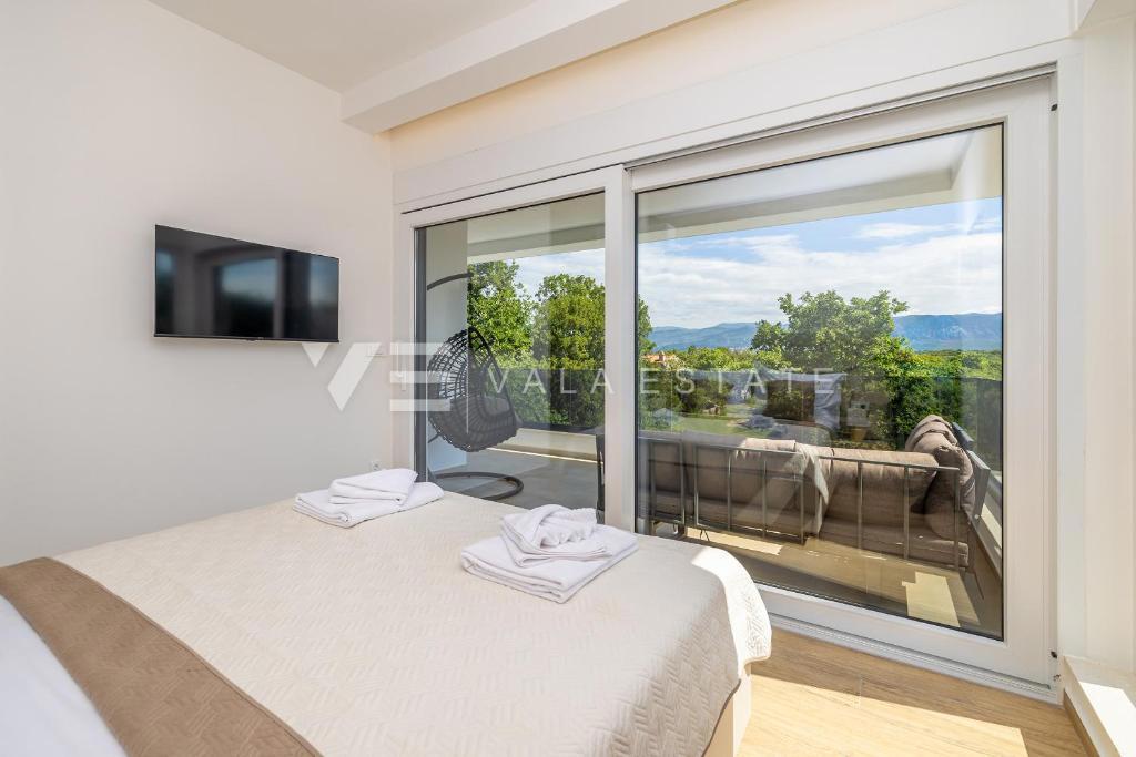 MODERNA CASA SEMINDIPENDENTE CON PISCINA