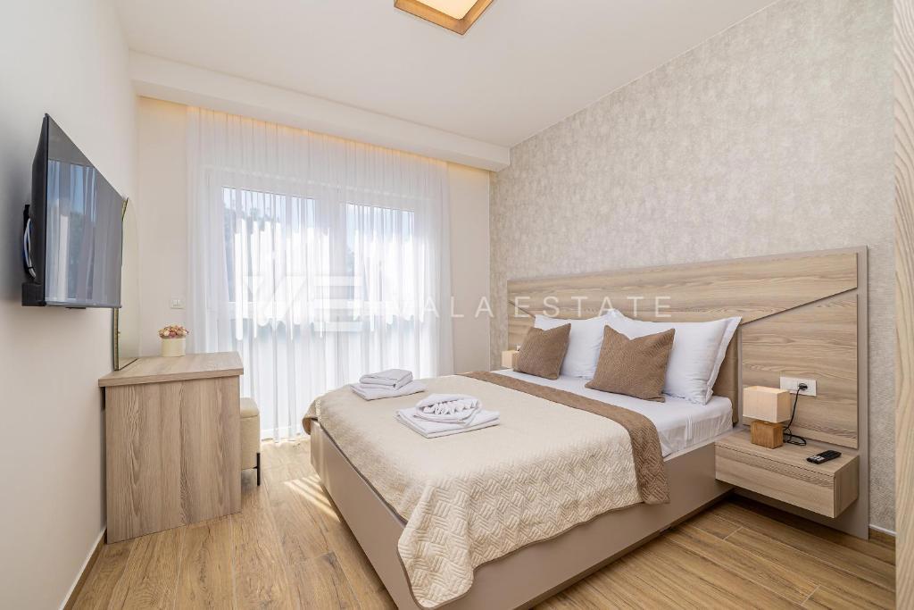 MODERNA CASA SEMINDIPENDENTE CON PISCINA