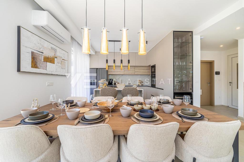 MODERNA CASA SEMINDIPENDENTE CON PISCINA