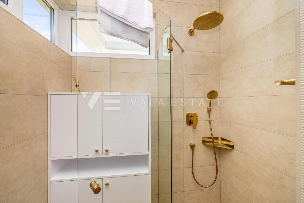 MODERNA CASA SEMINDIPENDENTE CON PISCINA