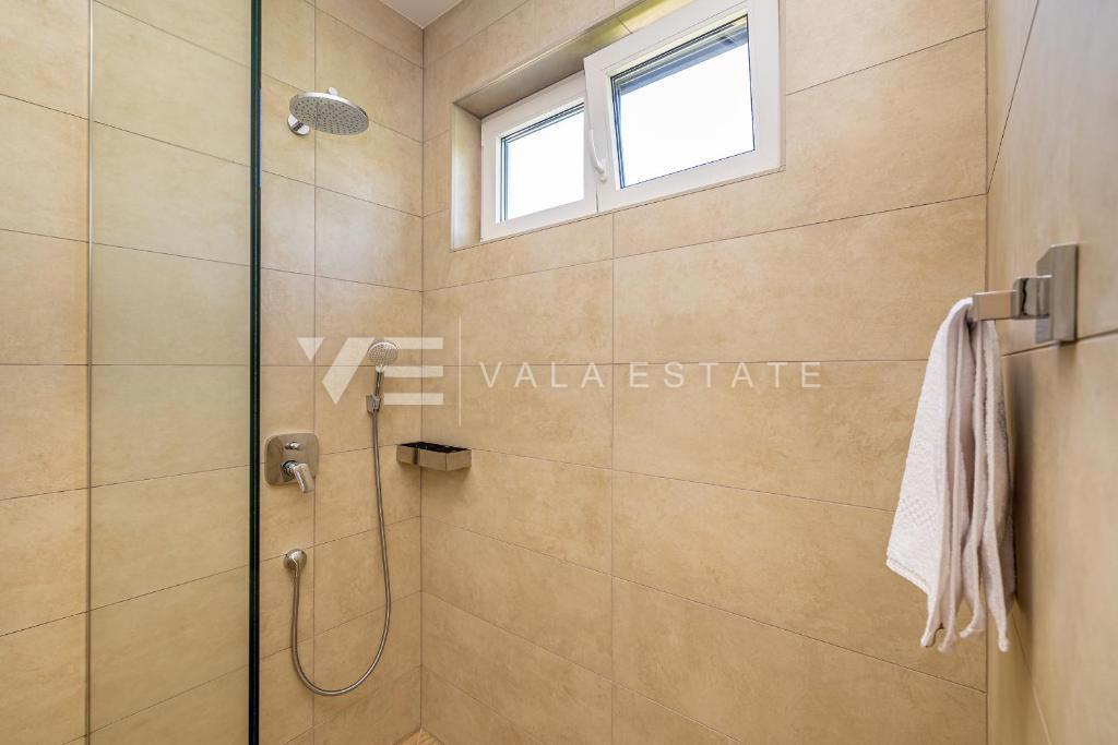 MODERNA CASA SEMINDIPENDENTE CON PISCINA